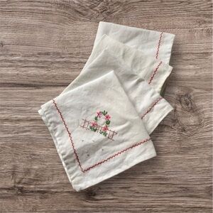 Set - Vintage Embroidered Linen 1 Tablecloth and 4 napkins